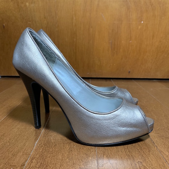 Gorgeous Steve Madden Pewter Pumps - Picture 2 of 5